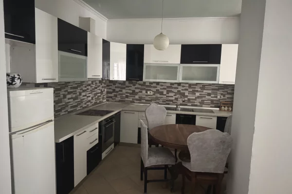 Shtepi me qera Apartament ne Tirane, 2+1, Mobilimi E mobiluar, Pagesa 400  Euro.