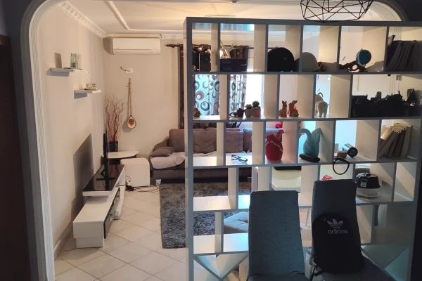 Shtepi ne shitje Apartament ne Tirane, 2+1, Mobilimi E mobiluar, Pagesa 107,000  Euro.