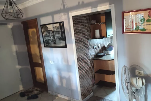 Shtepi ne shitje Apartament ne Tirane, 2+1, Mobilimi E mobiluar, Pagesa 107,000  Euro.