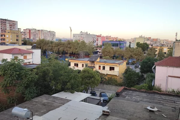 Shtepi ne shitje Apartament ne Tirane, 2+1, Mobilimi E mobiluar, Pagesa 107,000  Euro.