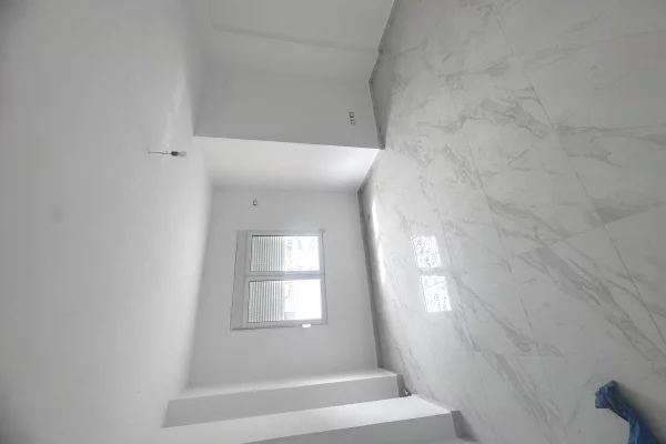 Shtepi ne shitje Apartament ne Tirane, 3+1, Mobilimi Bosh, pa mobiluar, Pagesa 125,000  Euro.