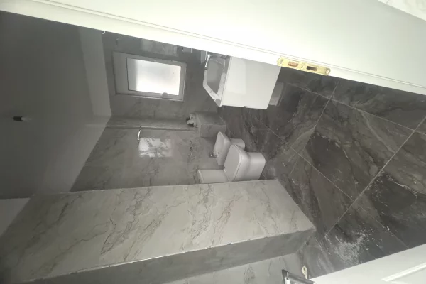 Shtepi ne shitje Apartament ne Tirane, 3+1, Mobilimi Bosh, pa mobiluar, Pagesa 125,000  Euro.