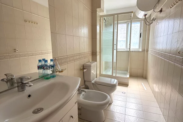 Shtepi me qera Apartament ne Tirane, 2+1, Mobilimi E mobiluar, Pagesa 550  Euro.