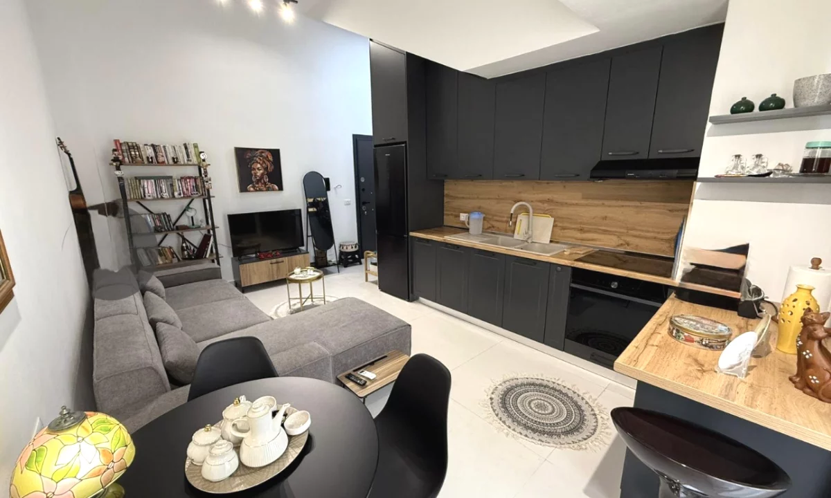 Shtepi ne shitje Apartament ne Tirane, 1+1, Mobilimi E mobiluar, Pagesa 102,000  Euro.
