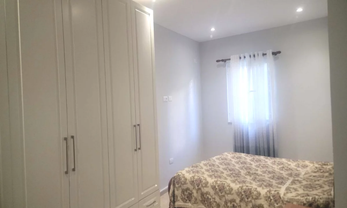 Shtepi me qera Apartament ne Tirane, 2+1, Mobilimi E mobiluar, Pagesa 420  Euro.