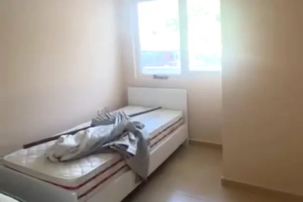 Shtepi ne shitje Papafingo(kati i catise) ne Tirane, 2+1, Mobilimi E mobiluar, Pagesa 87,000  Euro.