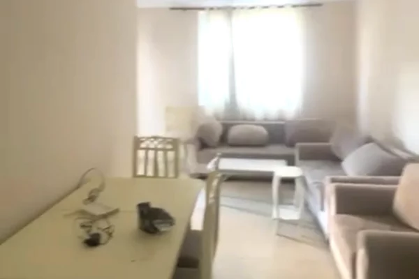Shtepi ne shitje Papafingo(kati i catise) ne Tirane, 2+1, Mobilimi E mobiluar, Pagesa 87,000  Euro.