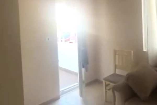 Shtepi ne shitje Papafingo(kati i catise) ne Tirane, 2+1, Mobilimi E mobiluar, Pagesa 87,000  Euro.