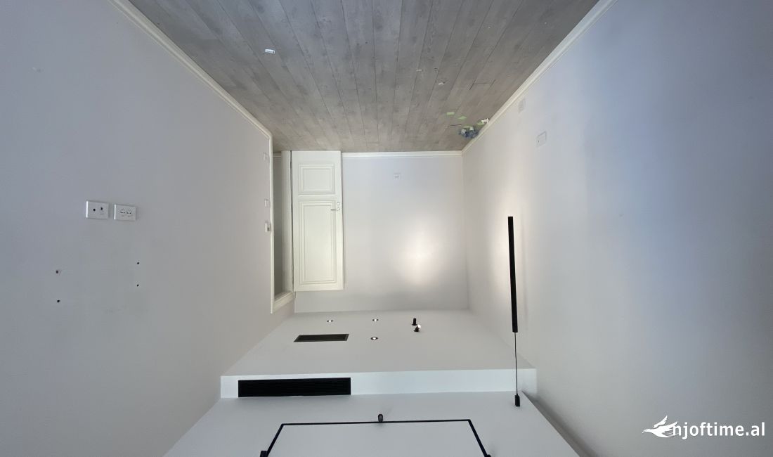 Ambinent 120 m2 per qira prane 21 Dhjetorit