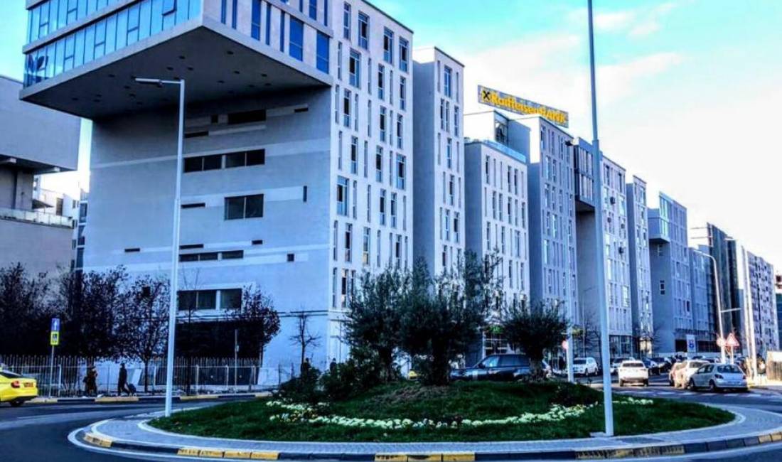 Ambient Biznesi ne shitje tek Komuna e Parisit, Ne Kompleksin Kika 2 - ID 18013