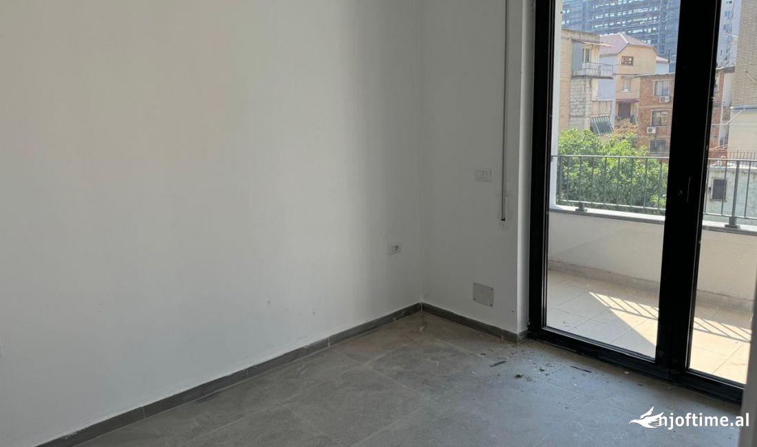 Jepet me qera ambient biznesi Komuna Parisit 800 Euro 