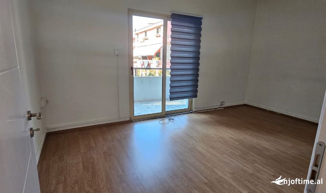 Jepet me qera ambient biznesi Komuna Parisit 1500 Euro 