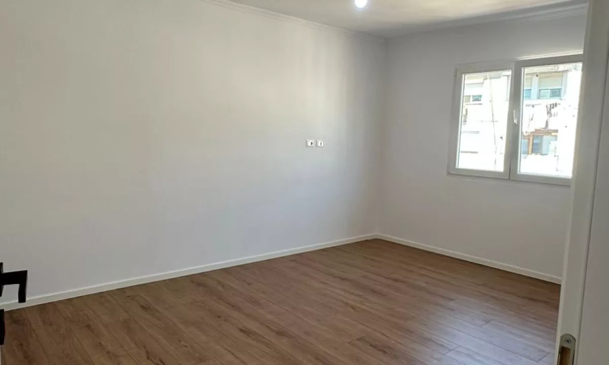 Shtepi ne shitje Apartament ne Tirane, 2+1, Mobilimi Bosh, pa mobiluar, Pagesa 129,000  Euro.