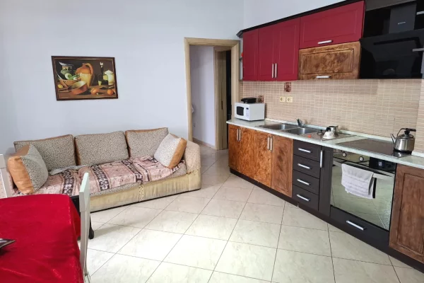 Jepet me qera apartament 3+1 Rruga Fortuzi 700 Euro