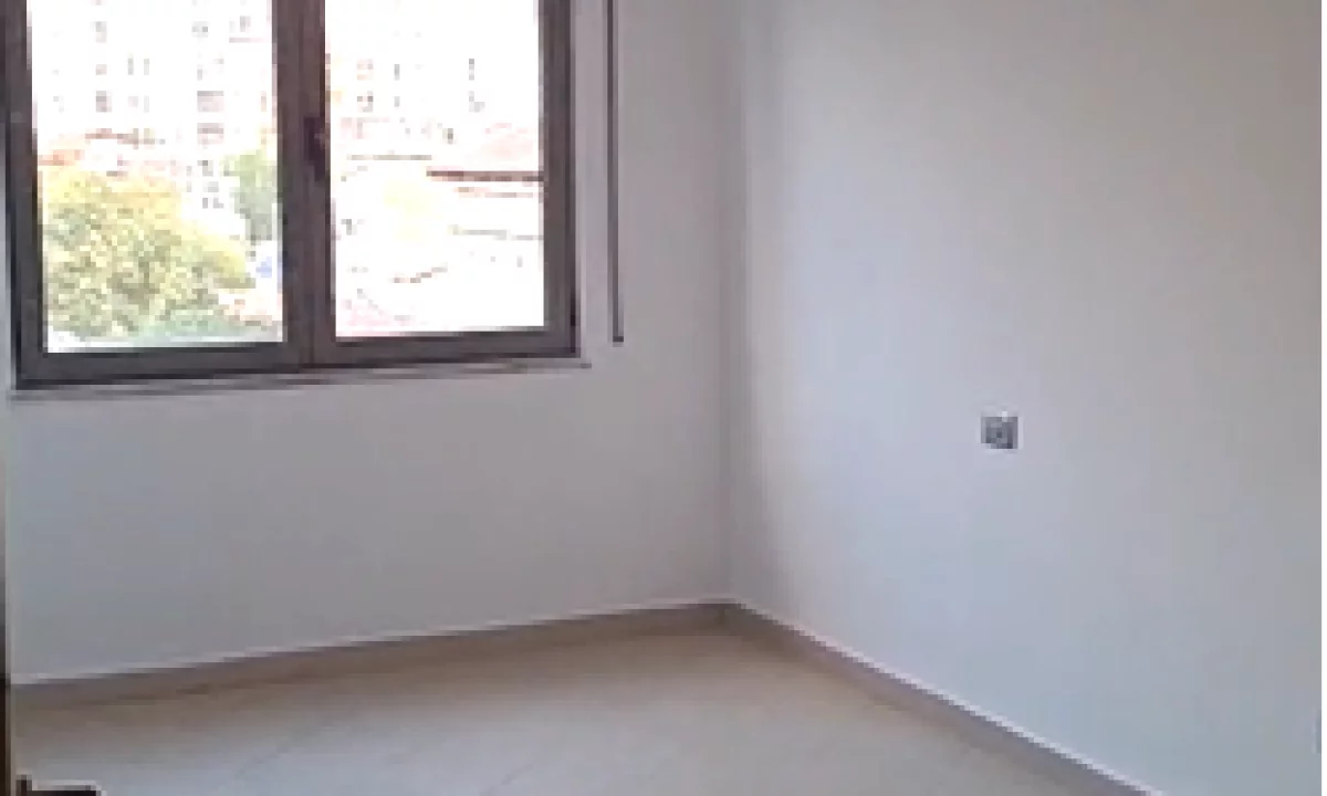 Shtepi me qera Apartament ne Tirane, 2+1, Mobilimi Bosh, pa mobiluar, Pagesa 450  Euro.
