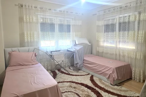 Shtepi me qera Apartament ne Tirane, 2+1, Mobilimi E mobiluar, Pagesa 500  Euro.