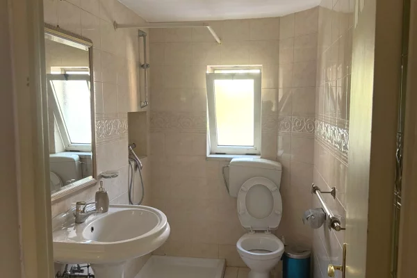 Shtepi me qera Apartament ne Tirane, 1+1, Mobilimi Bosh, pa mobiluar, Pagesa 46,000  Leke.