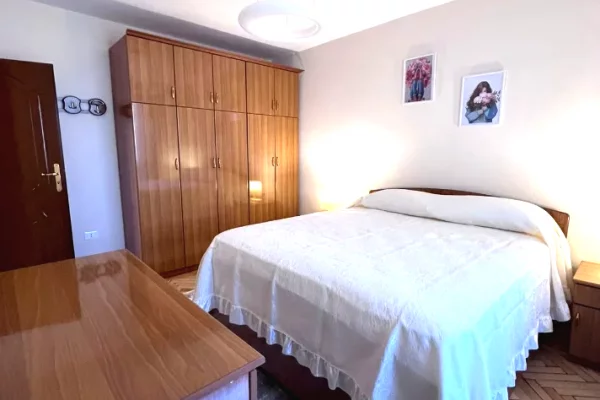 Shtepi me qera Apartament ne Tirane, 2+1, Mobilimi E mobiluar, Pagesa 65,000  Leke.