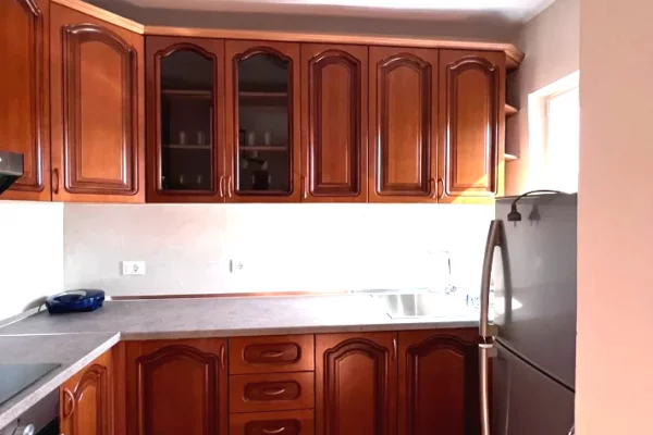 Shtepi me qera Apartament ne Tirane, 2+1, Mobilimi E mobiluar, Pagesa 65,000  Leke.