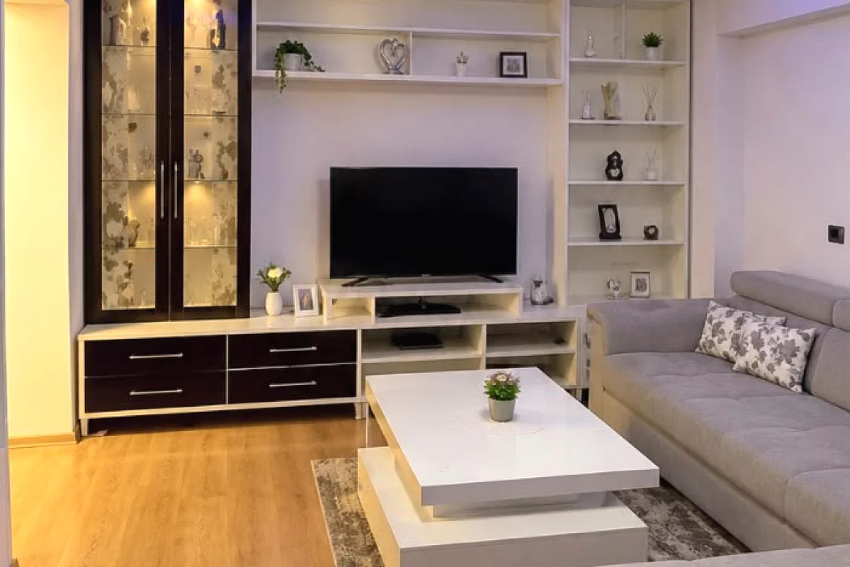 Shtepi me qera Apartament ne Tirane, 3+1, Mobilimi E mobiluar, Pagesa 1,300  Euro.