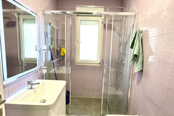 Shtepi me qera Apartament ne Tirane, 1+1, Mobilimi E mobiluar, Pagesa 60,000  Leke.