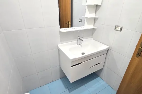 Shtepi me qera Apartament ne Tirane, 2+1, Mobilimi E mobiluar, Pagesa 50,000  Leke.