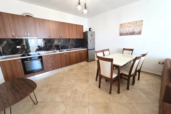 Shtepi me qera Apartament ne Tirane, 2+1, Mobilimi E mobiluar, Pagesa 50,000  Leke.