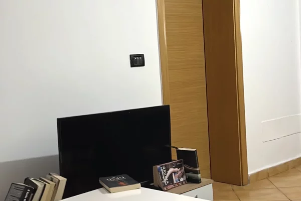 Shtepi me qera Apartament ne Tirane, 1+1, Mobilimi E mobiluar, Pagesa 40,000  Leke.