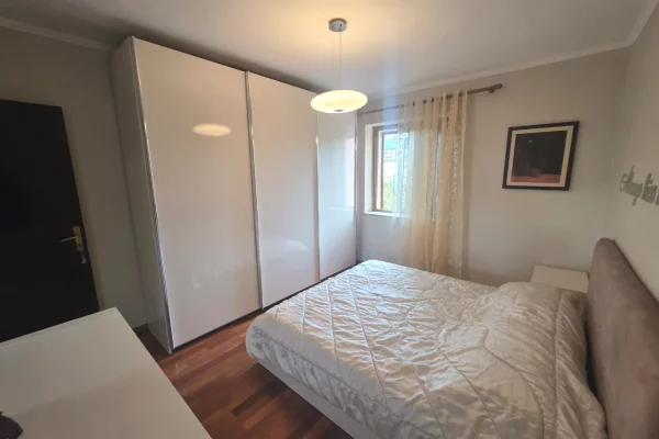 Shtepi me qera Apartament ne Tirane, 2+1, Mobilimi E mobiluar, Pagesa 55,000  Leke.