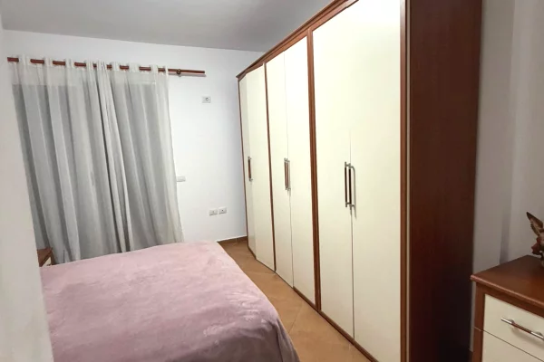 Shtepi me qera Apartament ne Tirane, 2+1, Mobilimi E mobiluar, Pagesa 40,000  Leke.