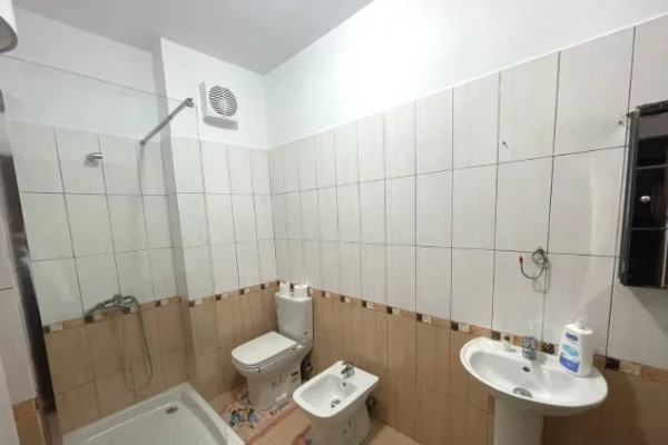 Shtepi me qera Apartament ne Tirane, 3+1, Mobilimi E mobiluar, Pagesa 73,000  Leke.