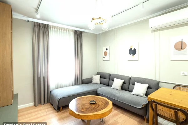 Shitet apartament 2+1 me ballkon, Pazari i Ri – 220.000 €