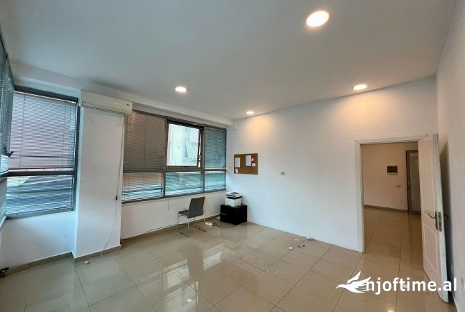 AMBJENT BIZNESI/ ZYRE ME QIRA PRANE ATSH, TE QKB   