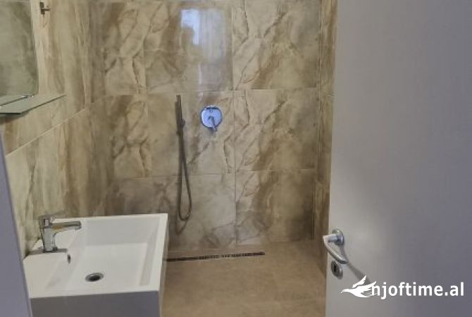 Ambiente Commerciale in Affitto 3+1 a Tirana - 1,250 Euro