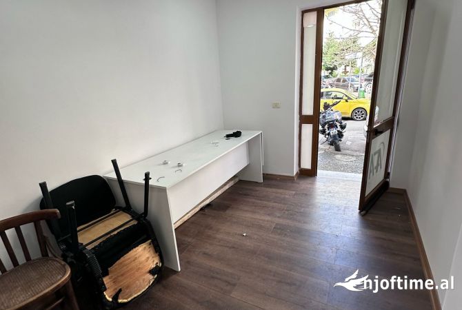 Ambiente Commerciale in Affitto 3+1 a Tirana - 190 Euro