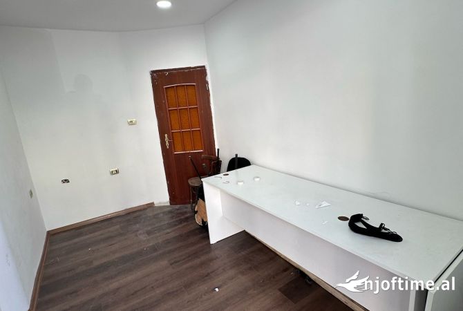 Ambiente Commerciale in Affitto 3+1 a Tirana - 190 Euro