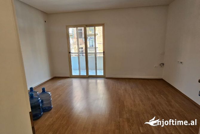 Ambiente Commerciale in Affitto 3+1 a Tirana - 1,500 Euro