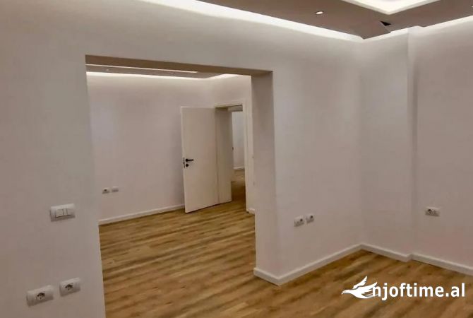 Ambiente Commerciale in Affitto 3+1 a Tirana - 1,200 Euro