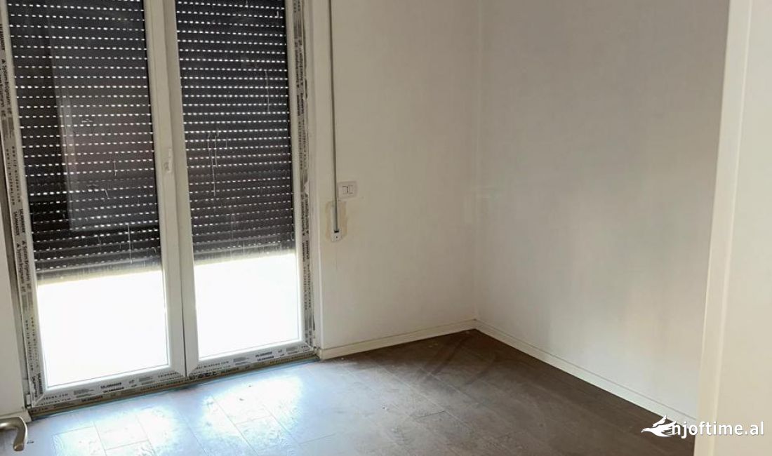 AMBJENT BIZNESI / ZYRA ME QIRA 2+1+2+2 Parkime, PAZARI I RI