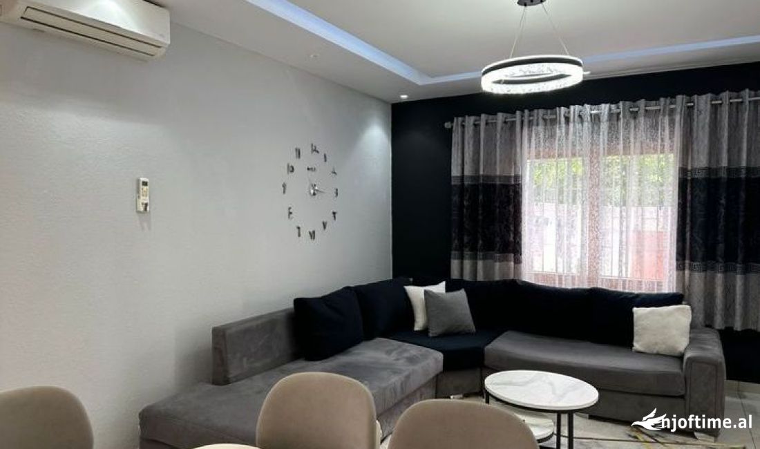 Shtepi ne shitje Apartament ne Tirane, 1+1, Mobilimi E mobiluar, Pagesa 180,000  Euro.