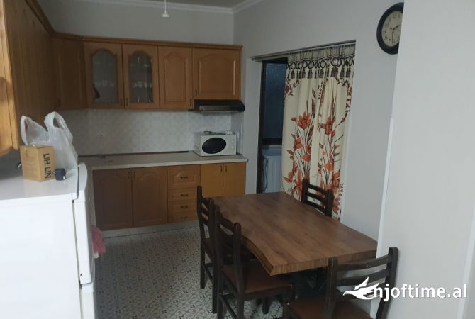 Shtepi me qera Apartament ne Tirane, 2+1, Mobilimi E mobiluar, Pagesa 550  Euro.