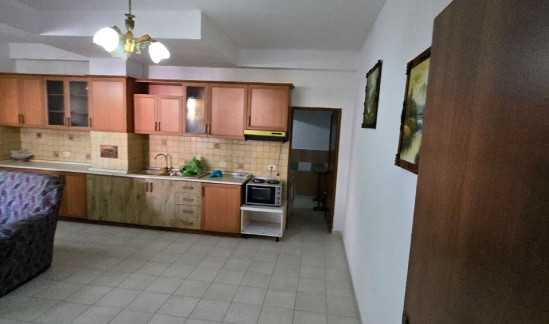 Shtepi ne shitje Apartament ne Tirane, 2+1, Mobilimi E mobiluar, Pagesa 96,000  Euro.