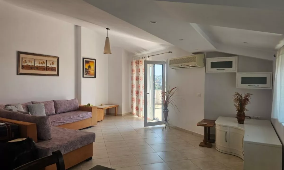 Shtepi me qera Penthose(kati i fundit panoramik) ne Tirane, 2+1, Mobilimi E mobiluar, Pagesa 600  Euro.