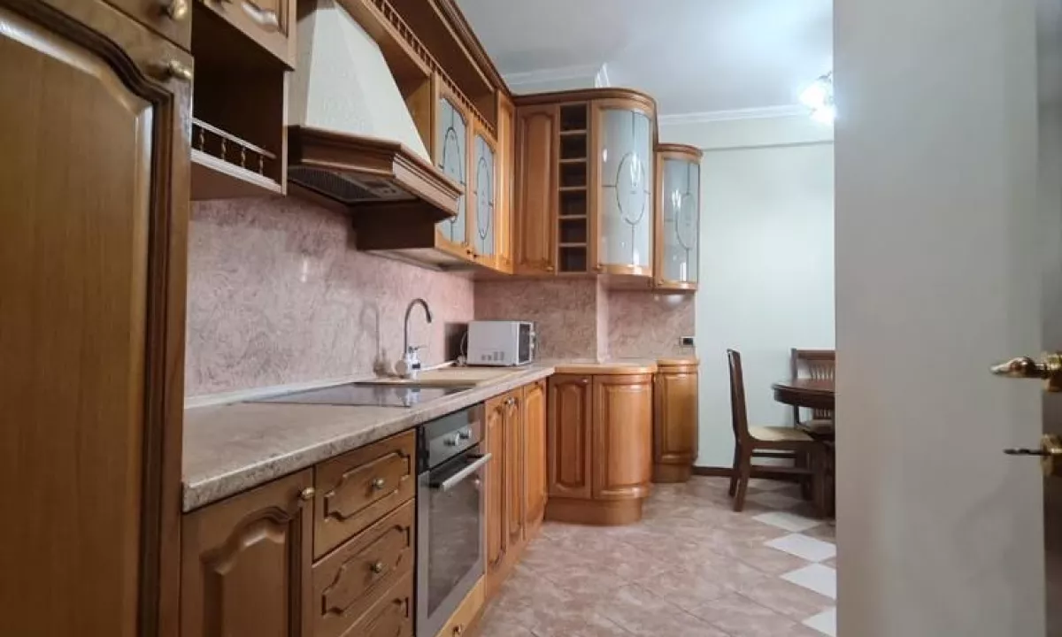 Shtepi ne shitje Apartament ne Tirane, 3+1, Mobilimi E mobiluar, Pagesa 295,000  Euro.
