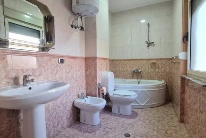 Shtepi ne shitje Apartament ne Tirane, 3+1, Mobilimi E mobiluar, Pagesa 295,000  Euro.