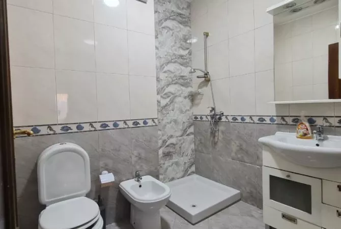 Shtepi ne shitje Apartament ne Tirane, 3+1, Mobilimi E mobiluar, Pagesa 295,000  Euro.