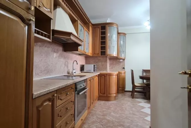 APARTAMENT NË SHITJE 3+1+2+BALLKON+DEPO-QENDRA E TIRANËS