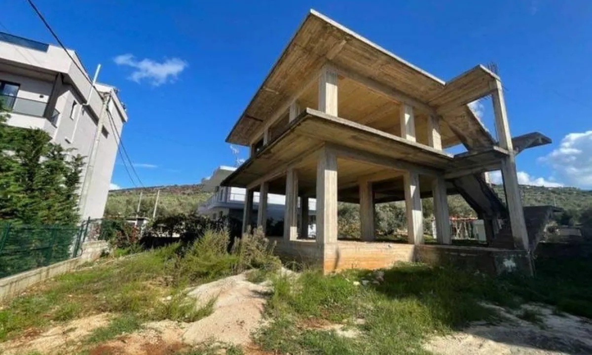 Shtepi ne shitje Apartament ne Sarande, 2+1, Mobilimi Bosh, pa mobiluar, Pagesa 250,000  Euro.