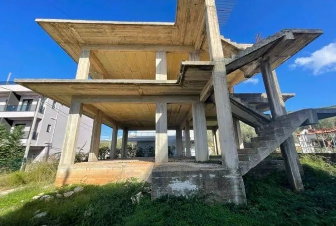 Shtepi ne shitje Apartament ne Sarande, 2+1, Mobilimi Bosh, pa mobiluar, Pagesa 250,000  Euro.