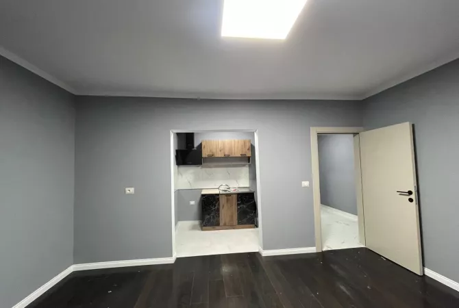 Appartamento in affitto a Tirana 1+1, SemiArredato